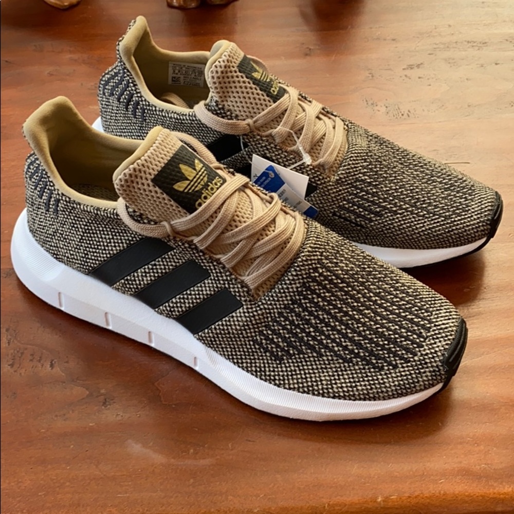 NWT Adidas Men’s Swift Run Shoes Gold 9 M